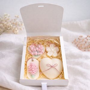 Cutie cadou cu lumânări din ceară de soia – Ediție specială 1 & 8 Martie