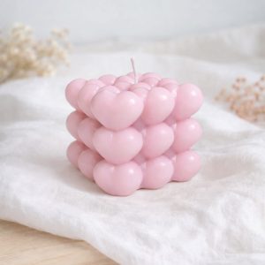 Lumânare decorativă din ceară de soia, cub cu inimioare lila – handmade