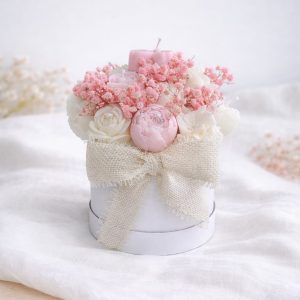 Buchet cadou flori lumânări parfumate din ceară de soia