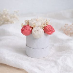 Mini buchețel de flori din ceară de soia alb și roșu– Mărțișor delicat de primăvară