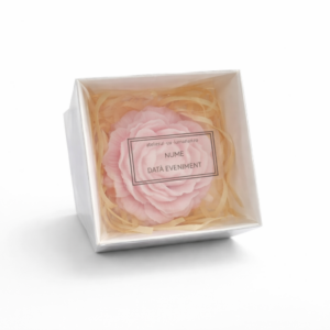 Lumânare Mărturie Nuntă Personalizată– Bujor Roz din Ceară de Soia