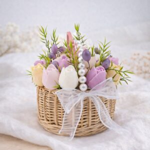 Coș din ratan cu 17 lumânări ceara tip lalea – Colecția de Paște